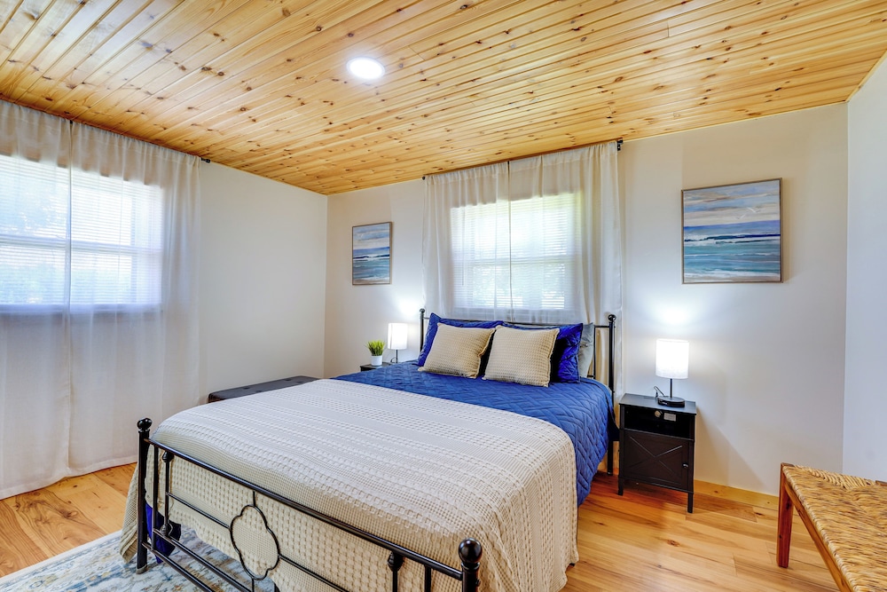 Near Table Rock Lake: Family Home w/ Deck & Views