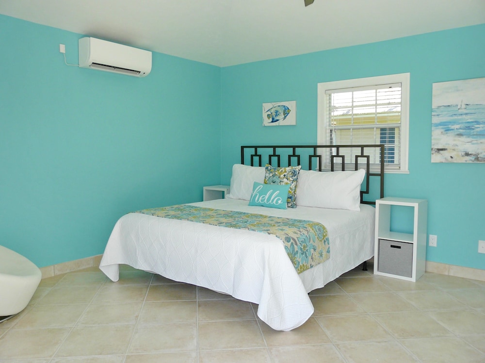 Private Home and Guesthouse With Courtyard, Pool and spa view 2