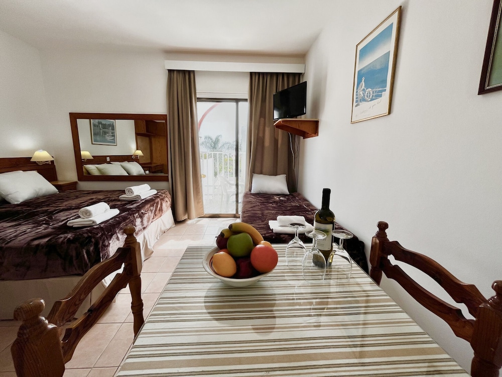 79 AN - Stay Nissi Chrysland Studio 215