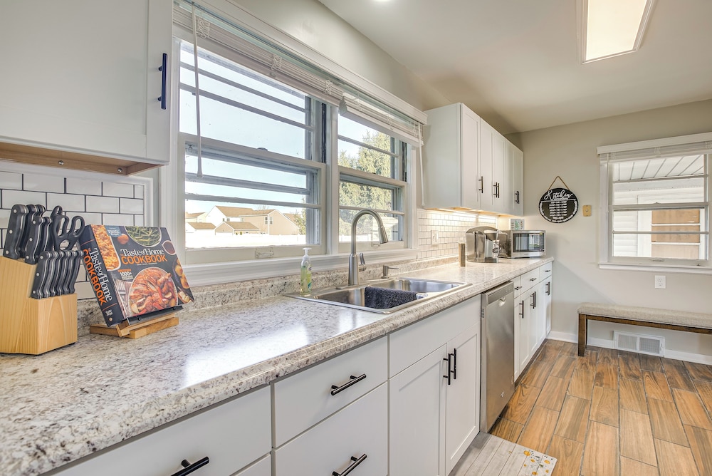 16 Mi to Buckeye Lake: Family-friendly Newark Home