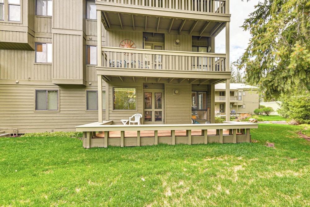 Walk to Sun Valley Village: Condo w/ Deck!