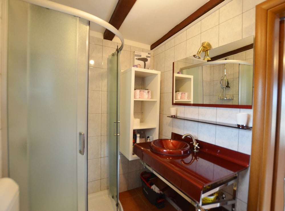 Golden and Green Acres Holiday Home With Pool and Sauna