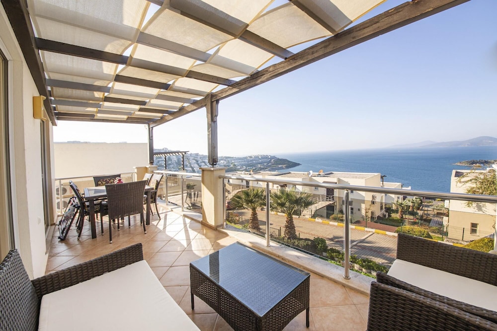 Sleek Flat With Private Beach and View in Milas view 4