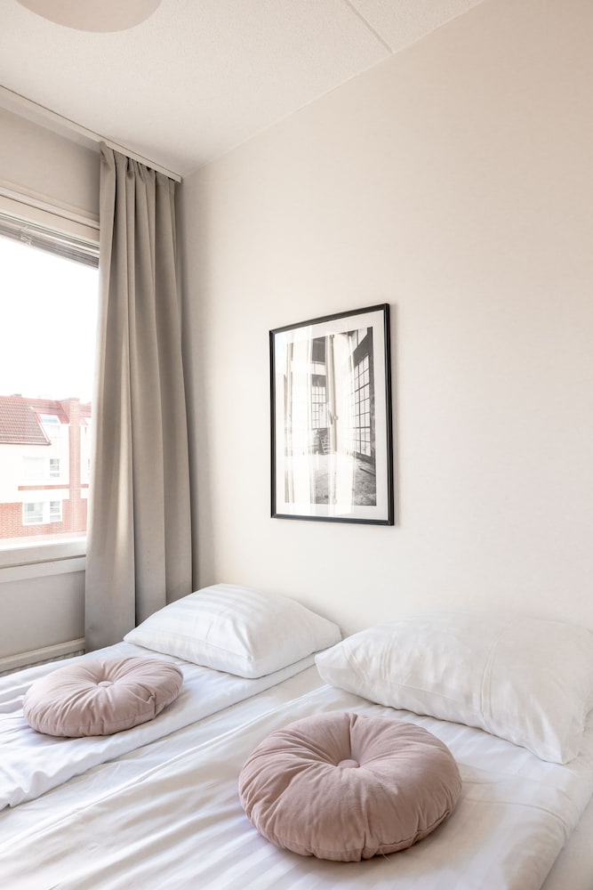 2ndhomes Modern & Cozy 2BR Apt w Balcony view 4