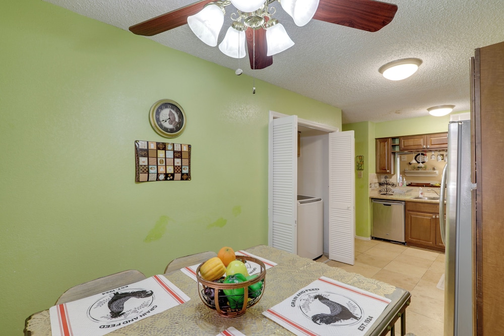 Houston Townhome 4 Mi to Airport: Central Location