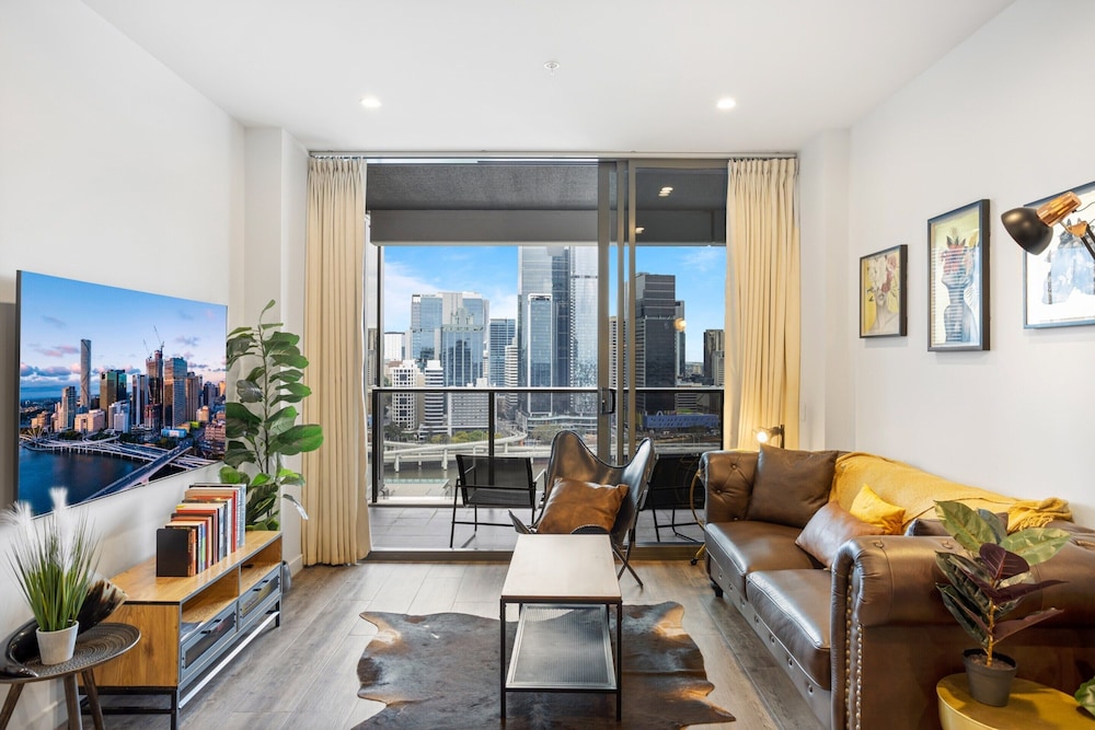 Central Brisbane Stay With Balcony, Pool & BBQ