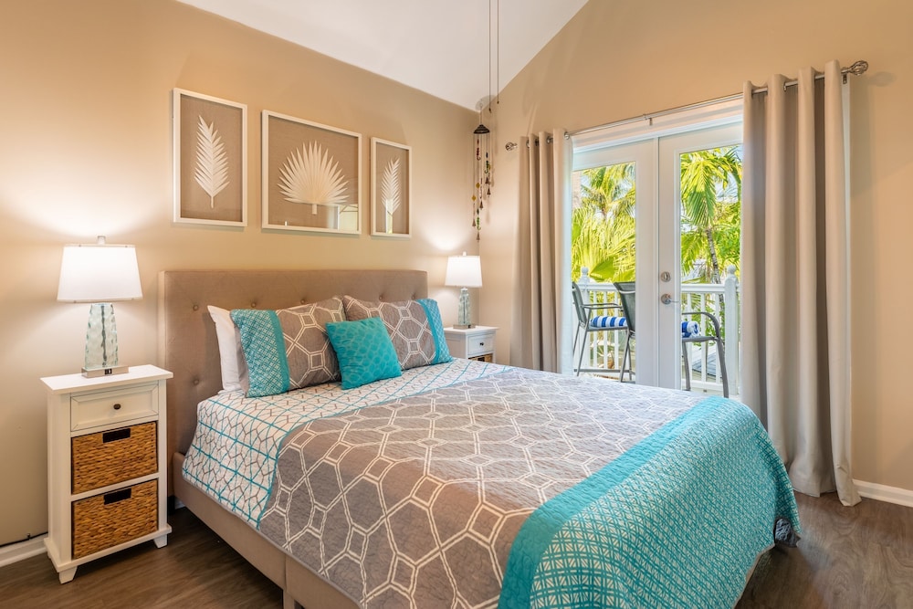 Parrot Perch by Avantstay Old Town Key West w Shared Pool Week Long Stays Only