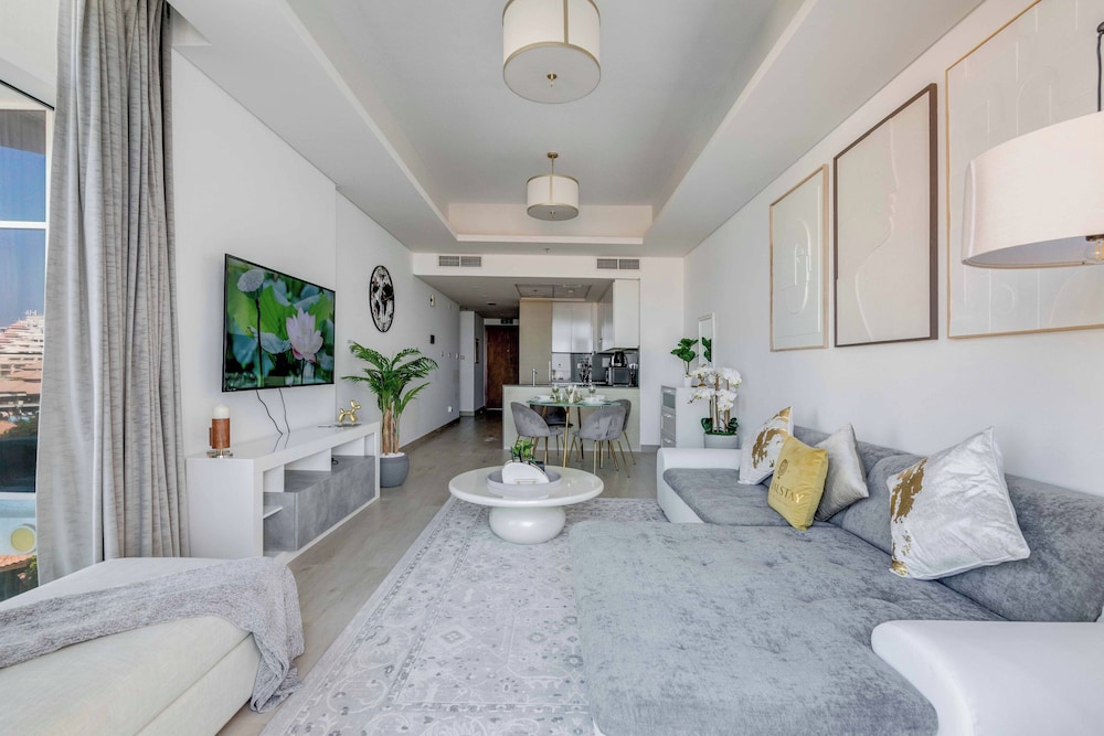 Globalstay Luxury Azizi Mina Beachfront