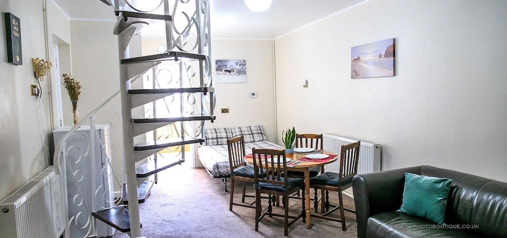West Drayton Vacations - Aziz Manzil - Property Image 12