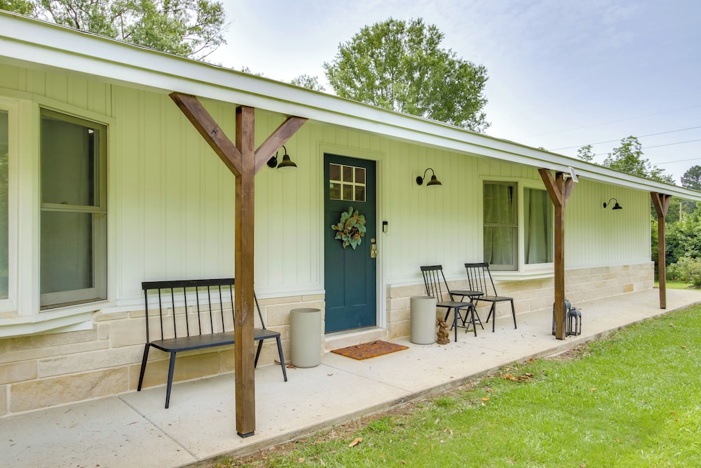 7 Mi to Tennessee River: Home w/ Patio in Florence