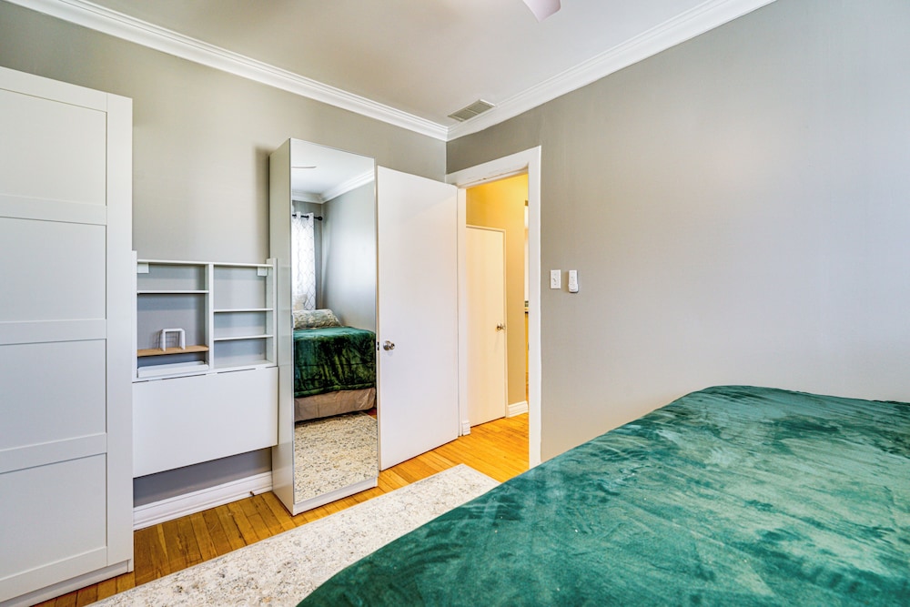 < 1 Mi to Dtwn Clawson! Family Retreat w/ Yard