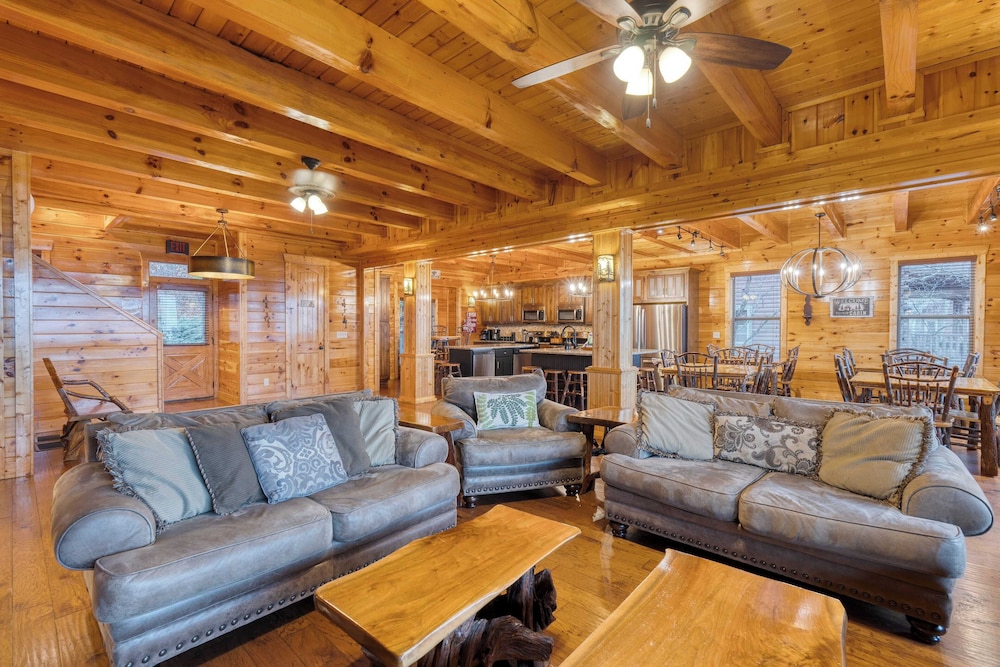 56-guest Retreat Panoramic Views, Hot Tubs, Game Room & Theater Seasonal Outdoor Pool Near Dollywood, Gatlinburg