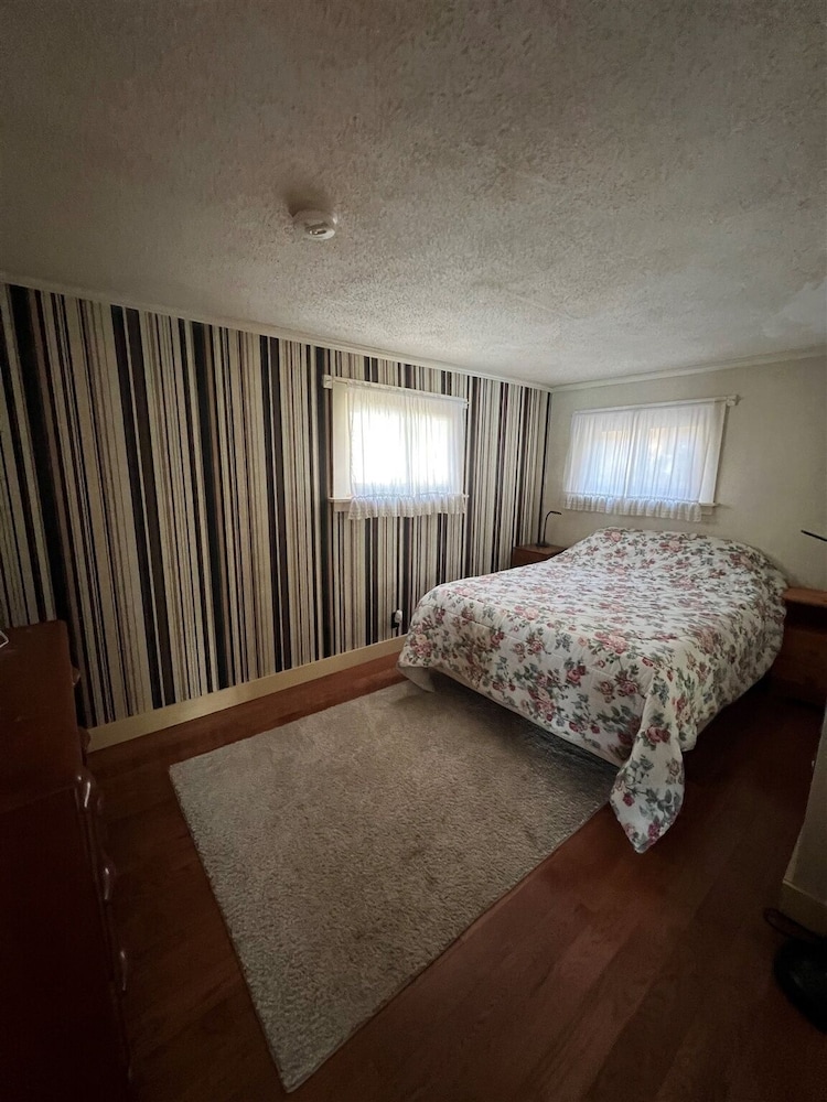 Jordan Bay Getaway Limit 8 3 Bedroom Home by RedAwning view 4