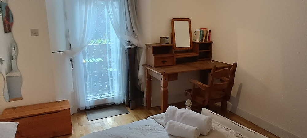 Central 1 - Bed Apartment in Edinburgh Sleeps 3 view 2