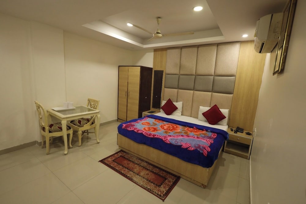 Hotel The Paramont Plaza IGI Airport