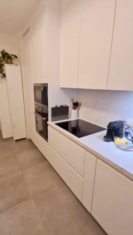 Bright 2 bedrooms flat w parking&balcont