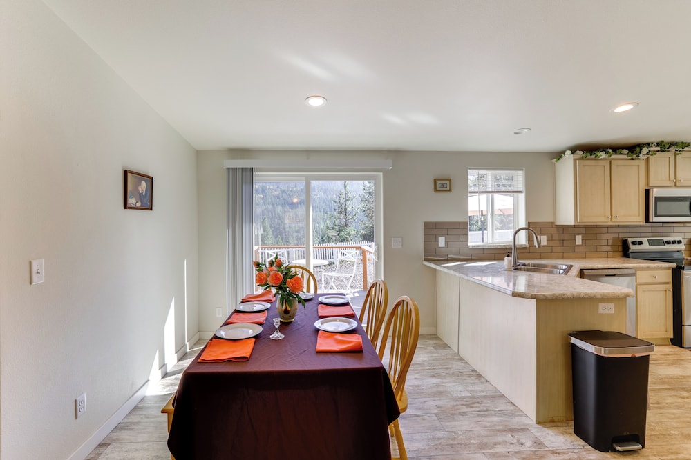 Mtn-view Gem w/ Outdoor Entertainment in Ahsahka!