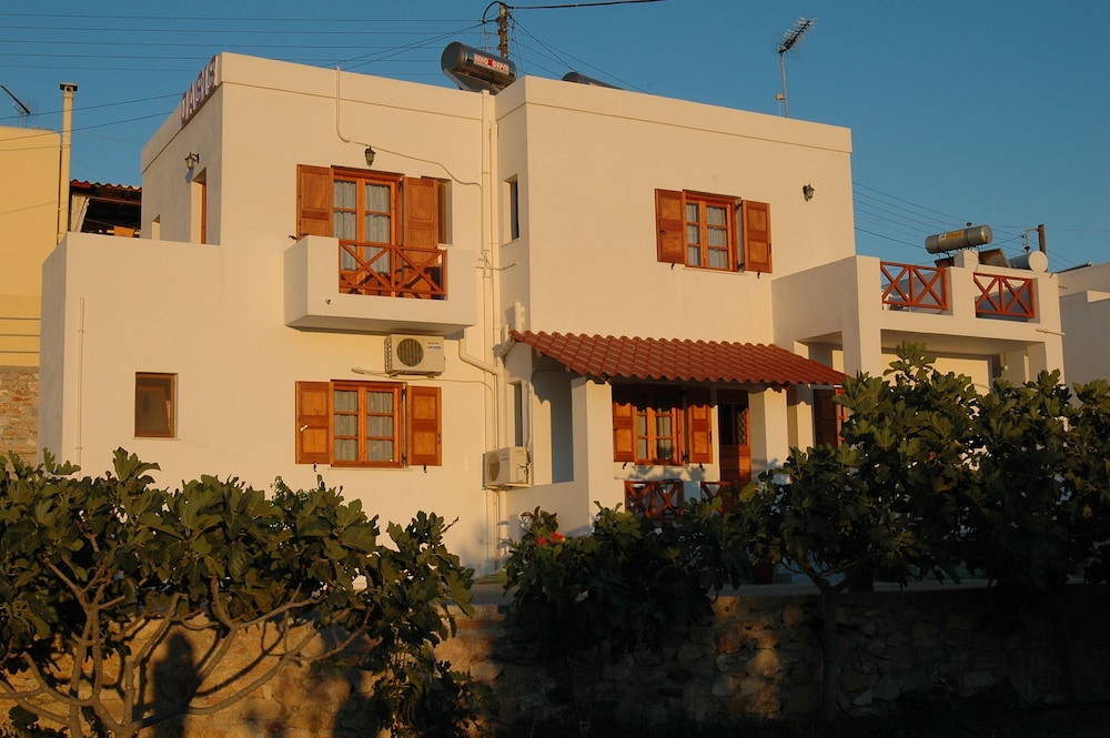 Oasis Rooms & Studios