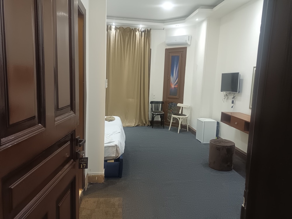 Motel 5 Square