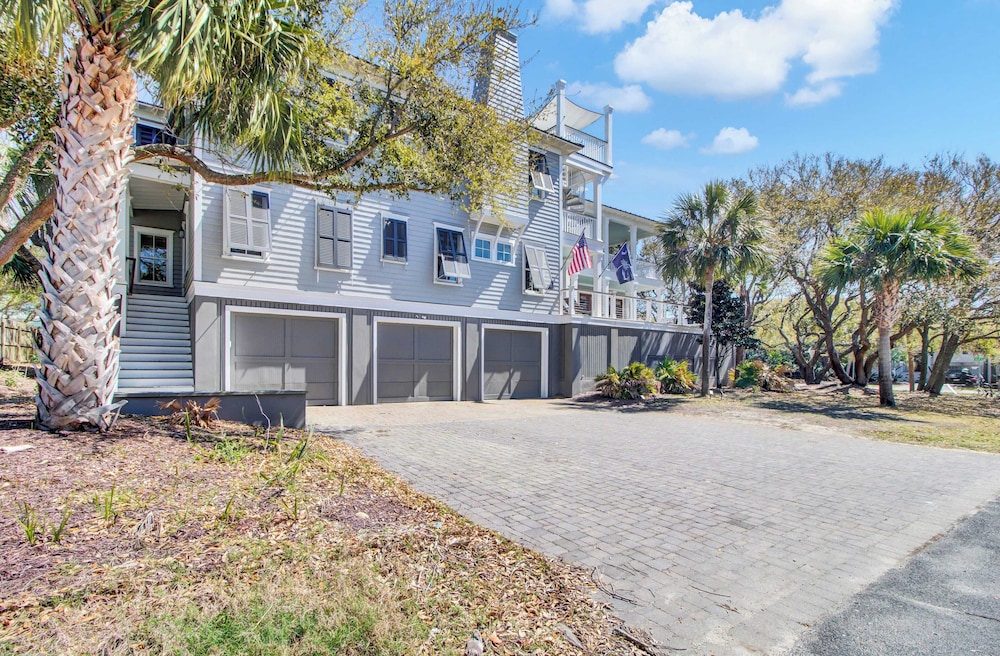 Steps to the Beach! Pool, Gym, Game Room, Movie Theater 3301 Palm by Avantstay