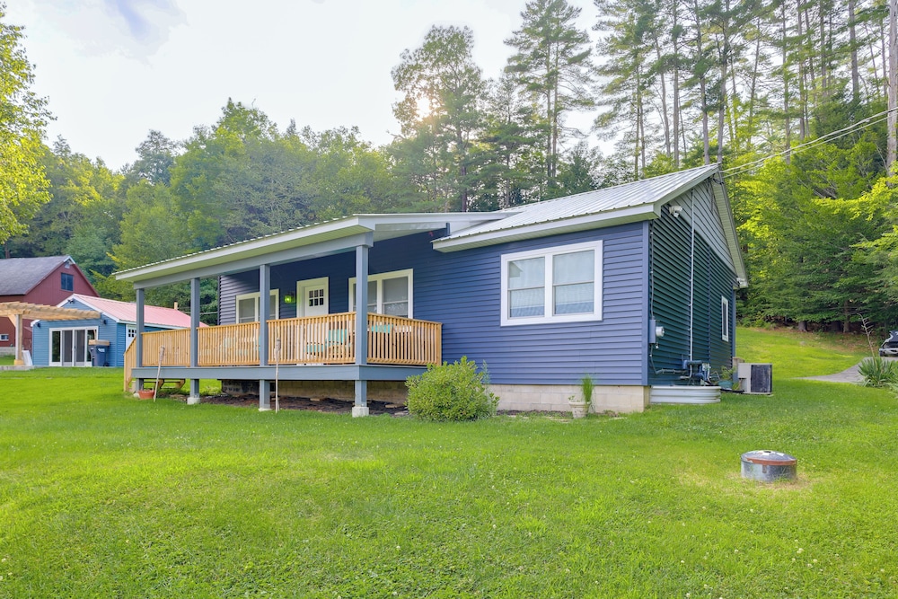 Game Room, Patio & Stunning Views: Lakefront Home!