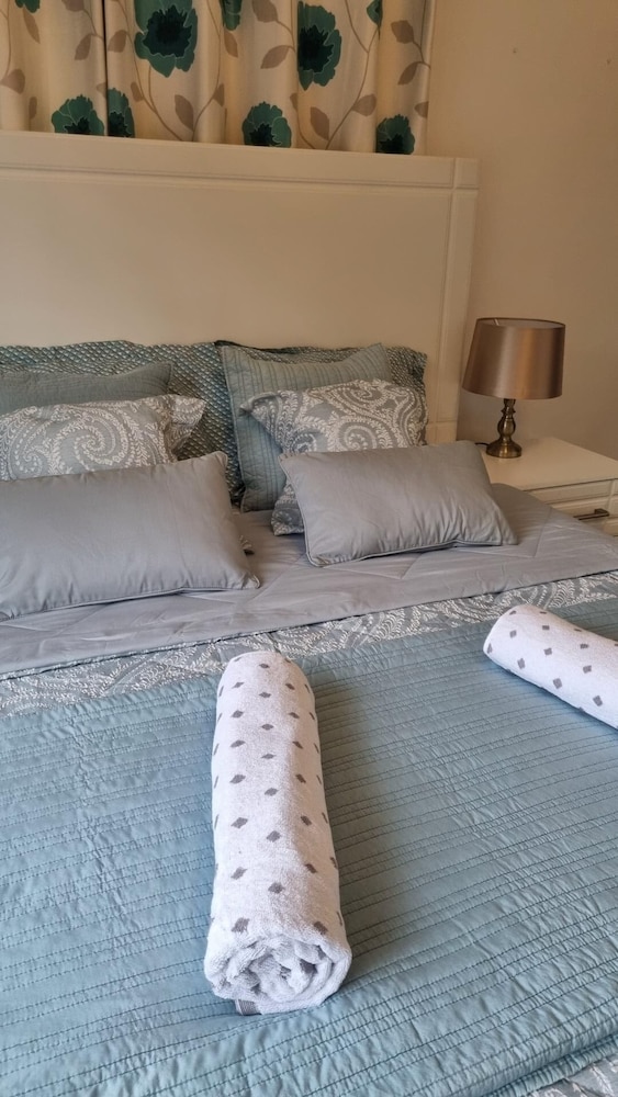 2br/cottage/swimming Pool/near Airport