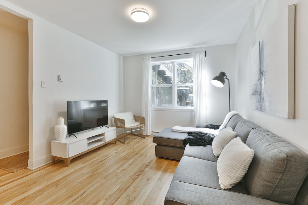 Lovely 1BR - 5mins from Laurier Metro