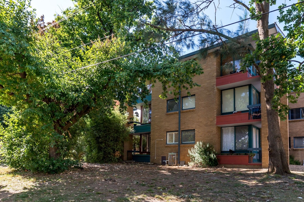 Cosy and Convenient Leafy Apartment