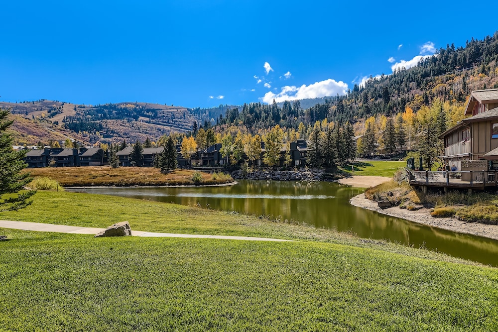 Charming 2br Escape Hot Tub, Bbq & Mountain Comfort 1424 2 Bedroom Condo