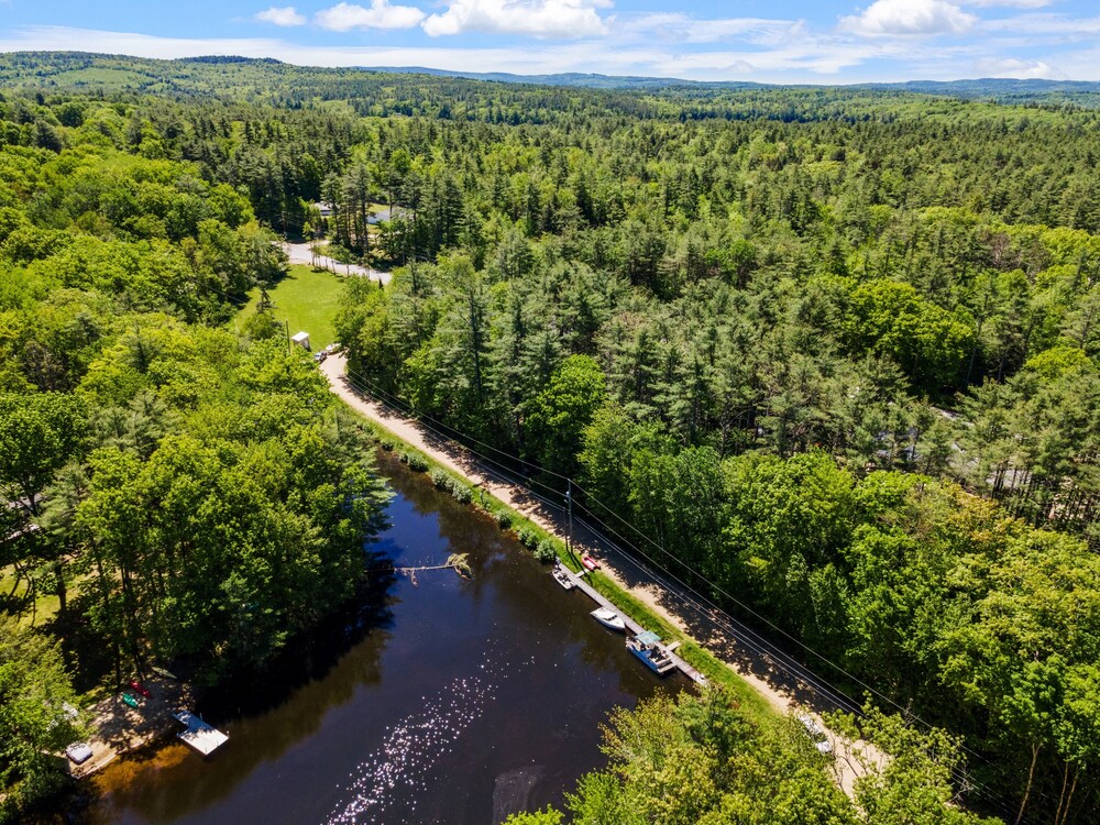 Idyllic Lakeside Getaway 4 Bedroom Home by RedAwning