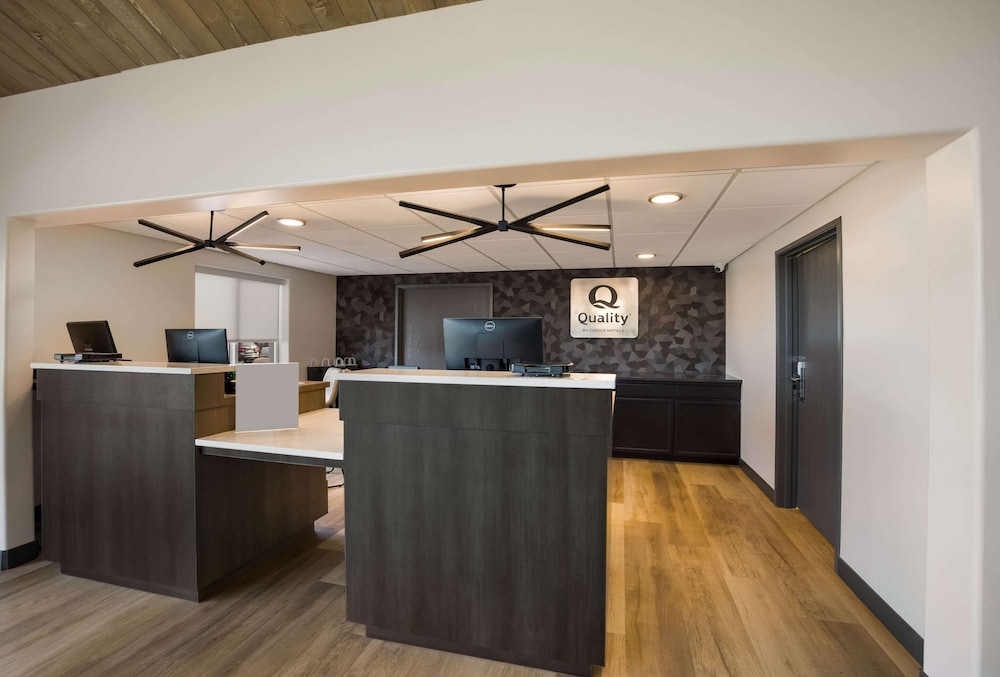 Castle Rock Vacations - Quality Inn  Suites Castle Rock/SW Denver - Property Image 2