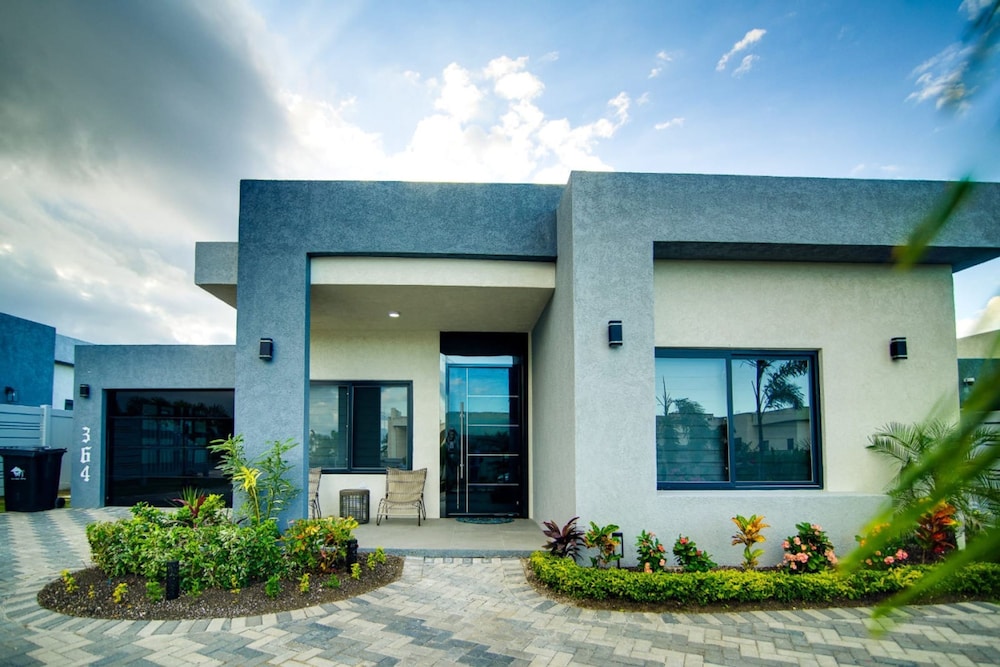 Sun-soaked Paradisiac Escape 3BR Private Beach Pool