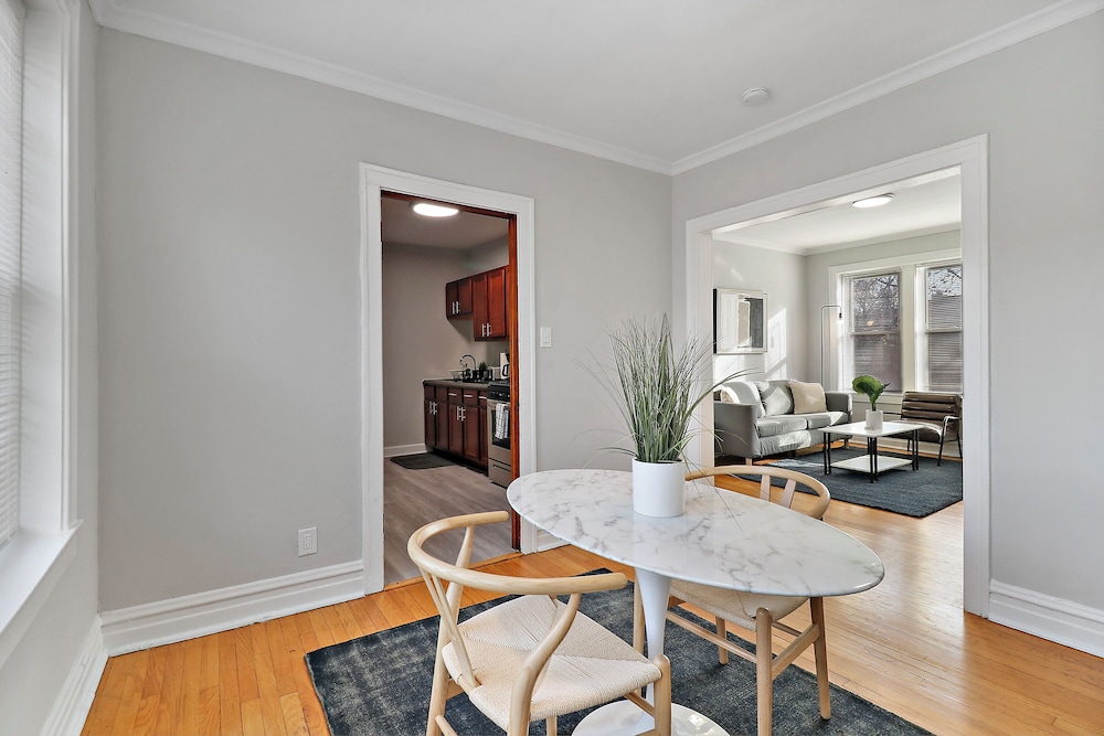 1BR Airy Apt- Barry 2