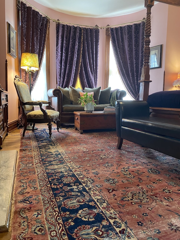 Vineyard Mansion & Carriage House Bed & Breakfast