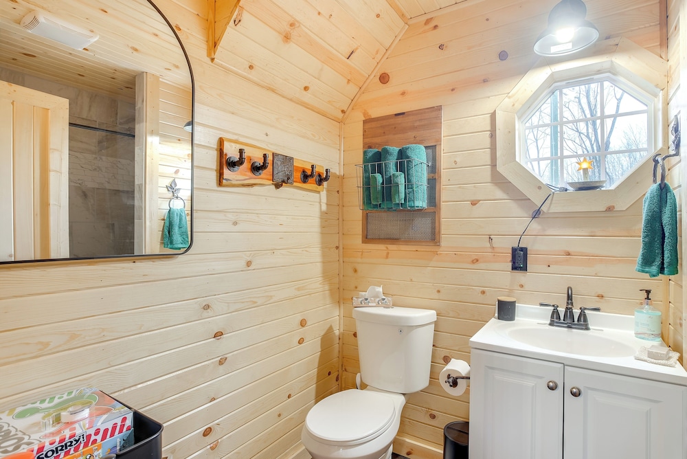 On 40 Acres: Charming Cabin in Zanesville!