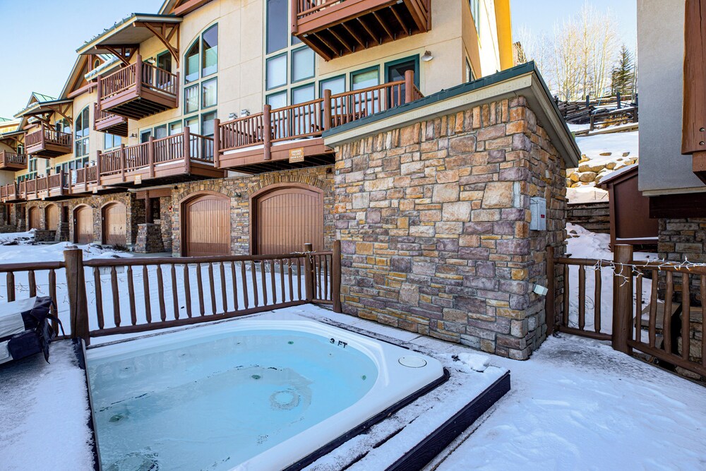 Walk to Lift! Luxe, Updated Cbmr Home w/ Mtn Views