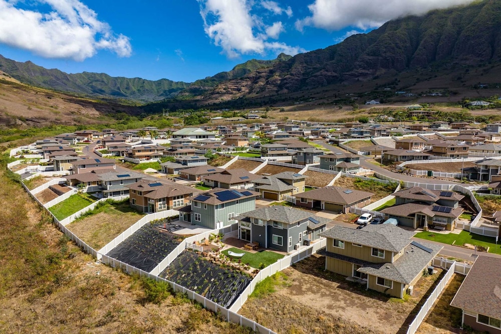 Sleeps 16, 2 Homes Ocean Views, Shared Pool + Gym, Near the Beach Avantstay