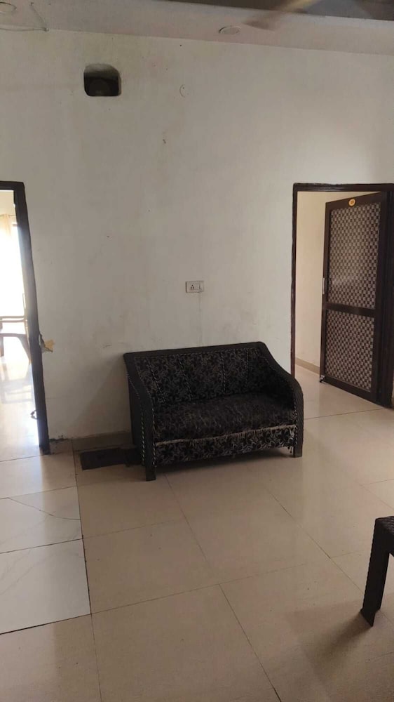 Hotel The Divine Punjabi Tadka