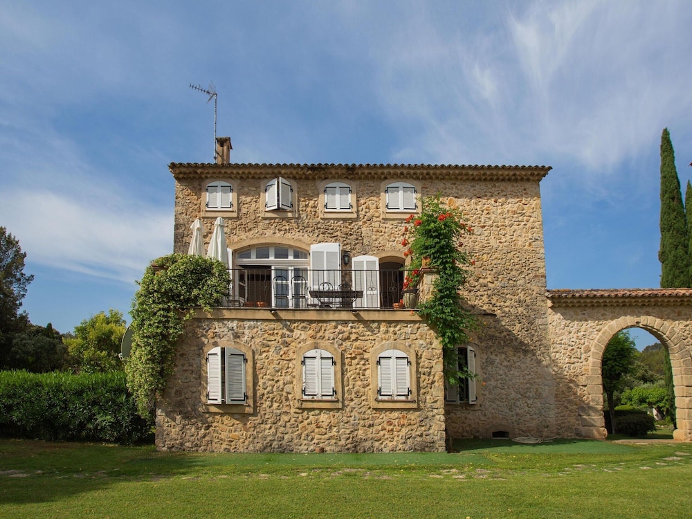 Chateau in Lorgues With Pool & Vineyard Views