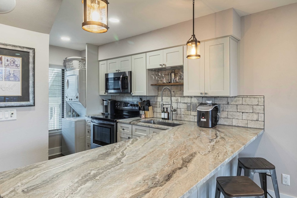 2 Condos, Steps to the Beach Pool+hot Tub, Balcony Lounge Triton & Sea Haven