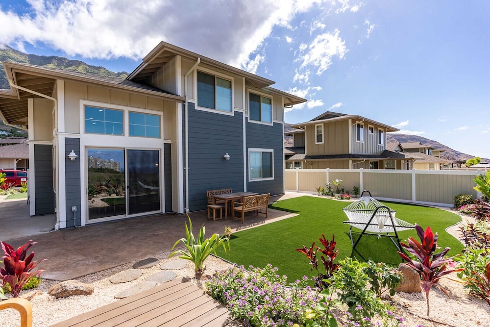 Sleeps 16, 2 Homes Ocean Views, Shared Pool + Gym, Near the Beach Avantstay
