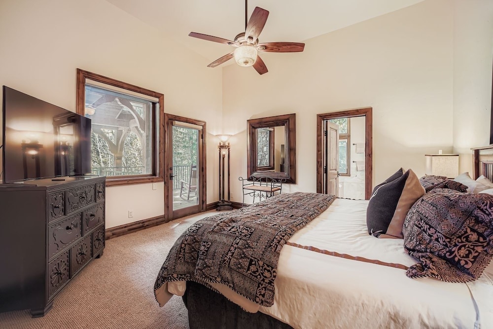 Fairway Drive Retreat 6 Bedroom Home