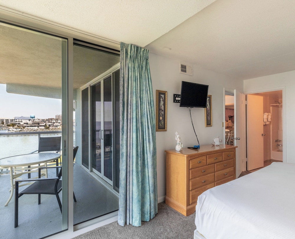 Bay Club Resort by Coolvacay