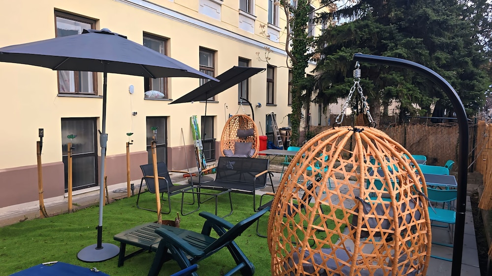Charming 1BR Apt With Garden Danube