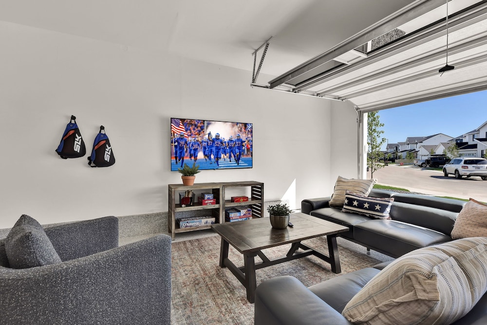 Spa Nights Game Room Fun Luxe 5BR Sleeps 17