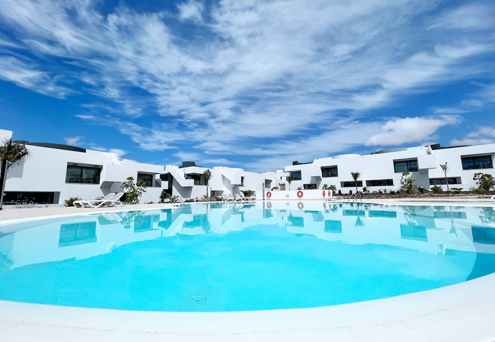 Superior Apartment Sleeps 2 With Pool