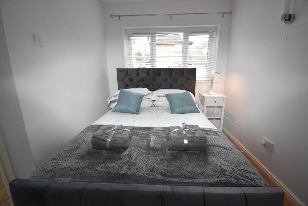 Milton Keynes Close to Station 6 bed Free Parking view 4