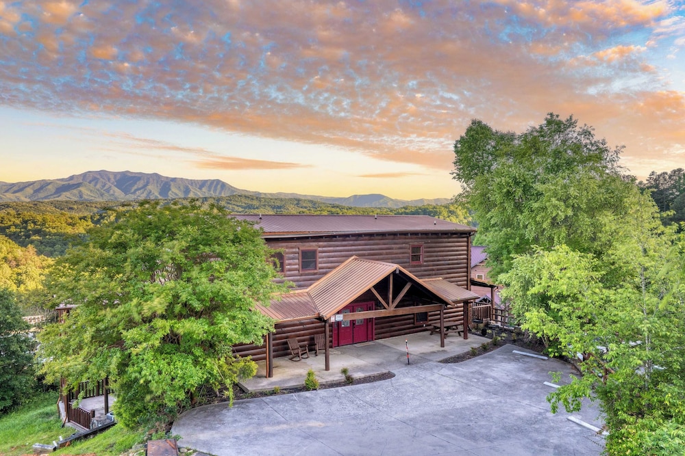 Luxury Cabin w/ Elevator, Theater & Hot Tub Near Dollywood Smoky Vista Lodge