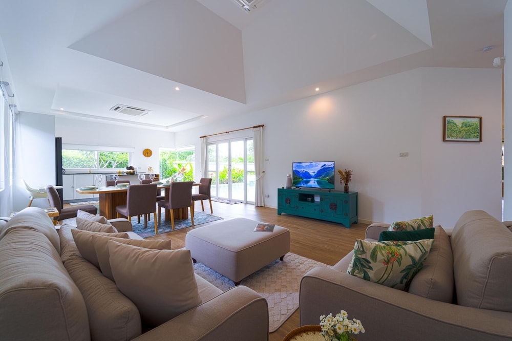 TropicalFamilyVilla w Pool&Garden ML103