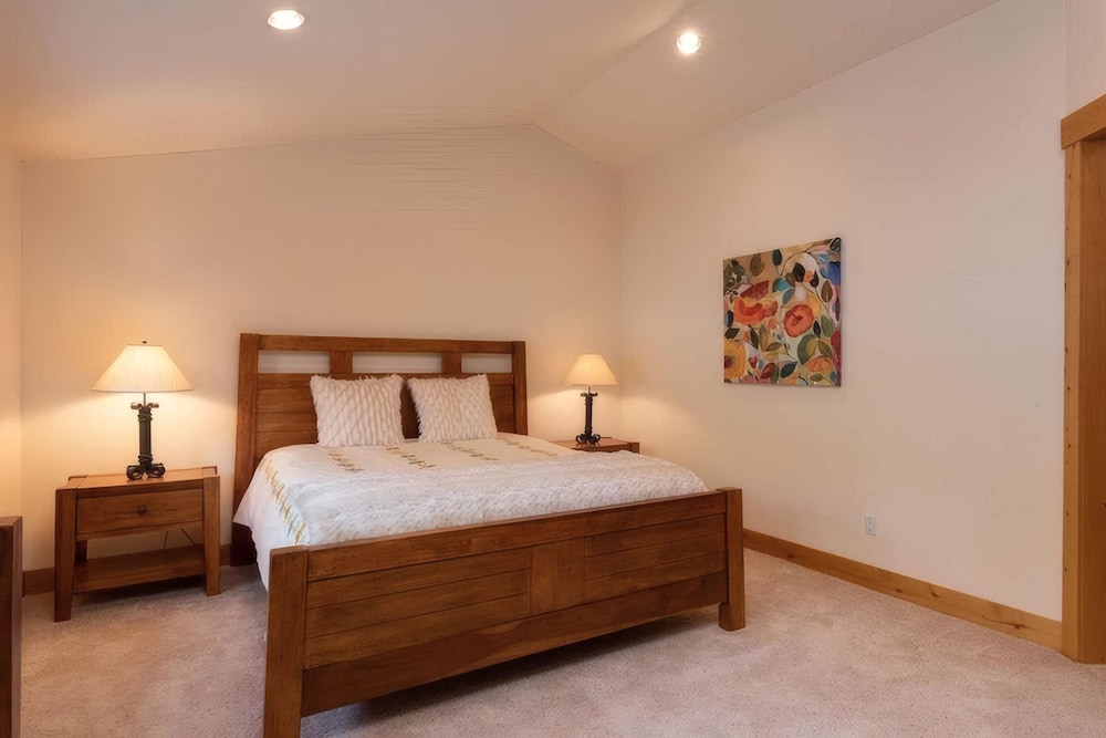 Donner Ridge by Avantstay Minutes to Skiing Deck Ping Pong Pool Table